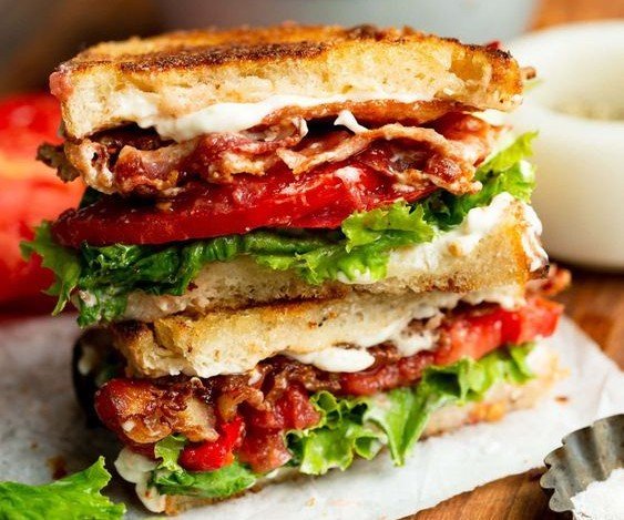 Sanduíche BLT (Bacon, Alface e Tomate)