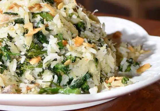 Arroz com brócolis e alho frito