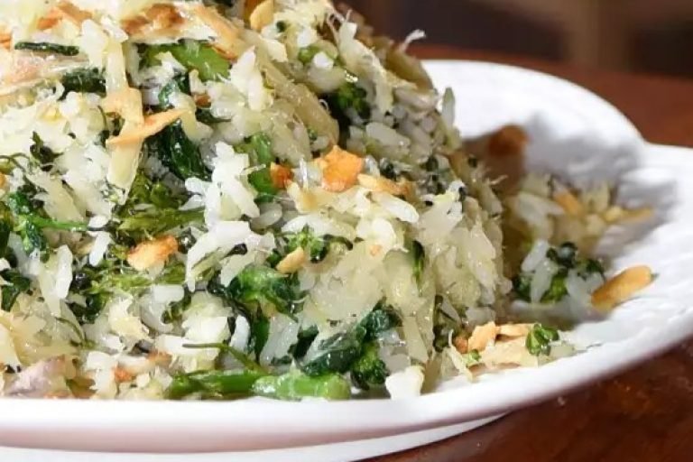 Arroz com brócolis e alho frito