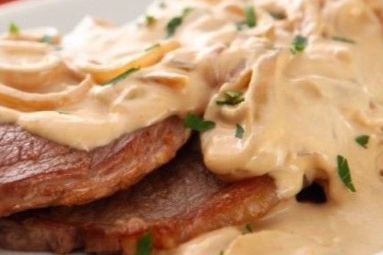 Bife Acebolado com Molho de Maionese