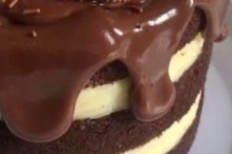 Bolo de chocolate com recheio de creme de ninho