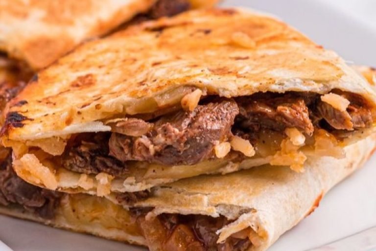 Quesadilla de Carne com Queijo e Cebola Caramelizada