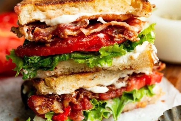 Sanduíche BLT (Bacon, Alface e Tomate)
