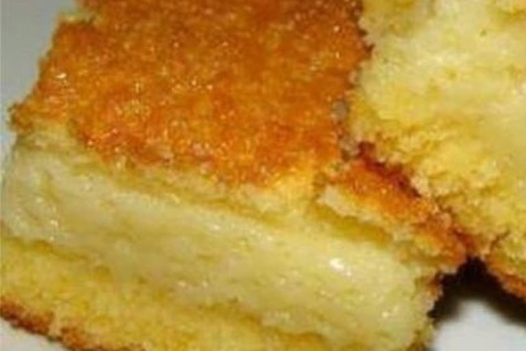 bolo de fubá cremoso.