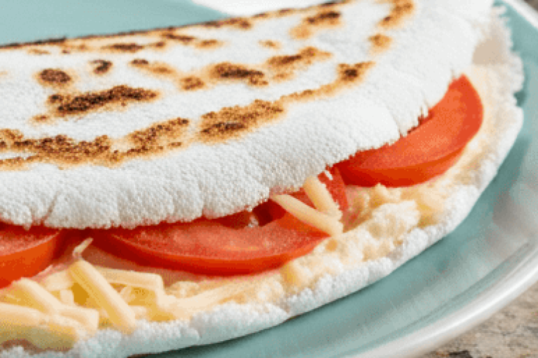 crepioca de café da manhã com tomate e queijo