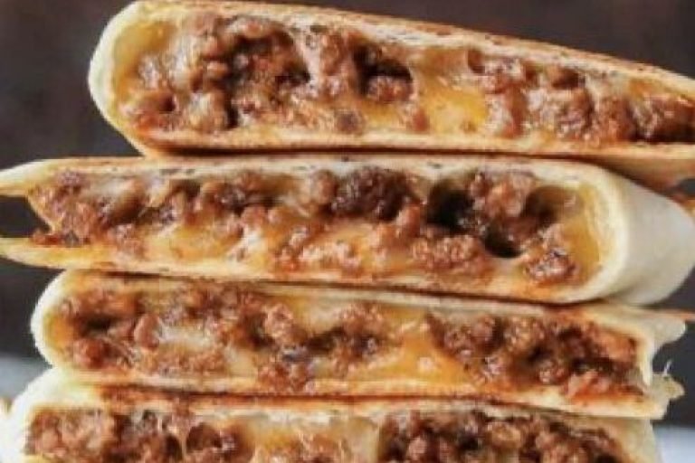 quesadilla de carne moísa com queijo cheddar
