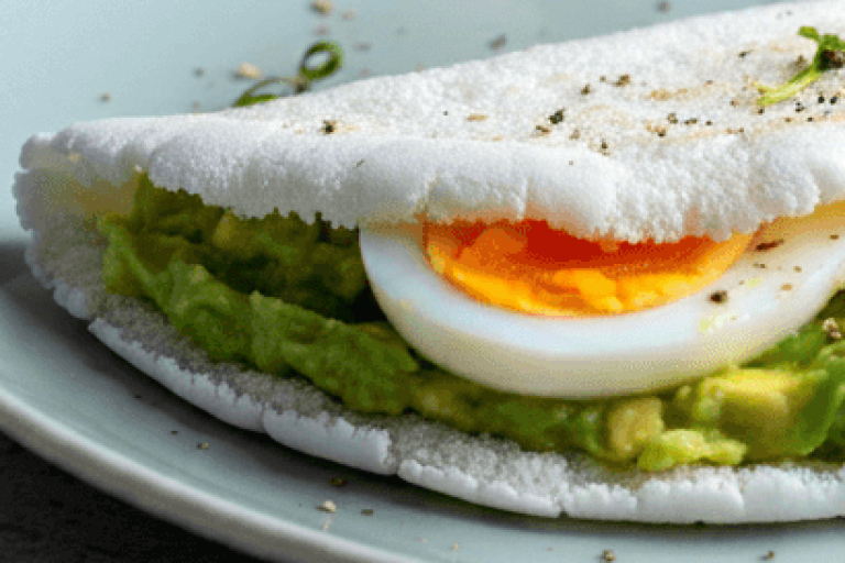 tapioca com abacate e ovos cozidos